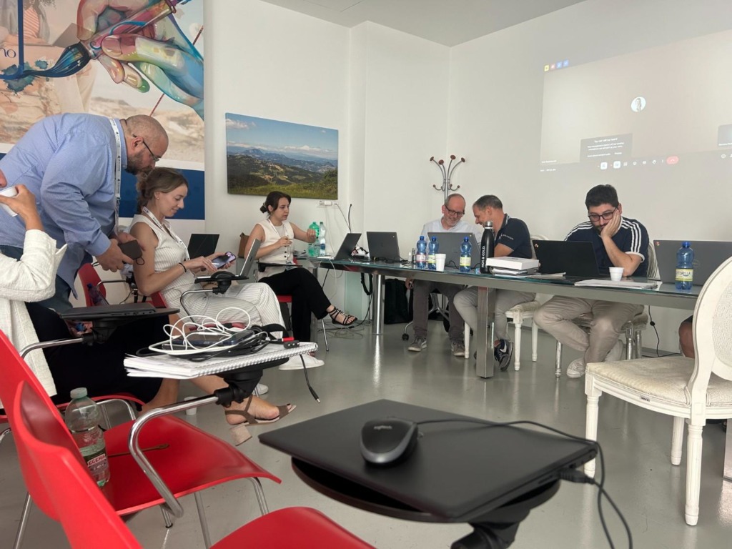 Gp solutions team and idee per viaggiare representative during training sessions and discussions