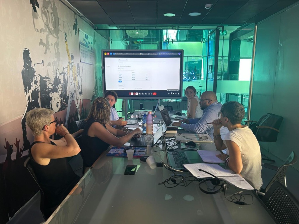 Gp solutions team and idee per viaggiare representative during training sessions and discussions