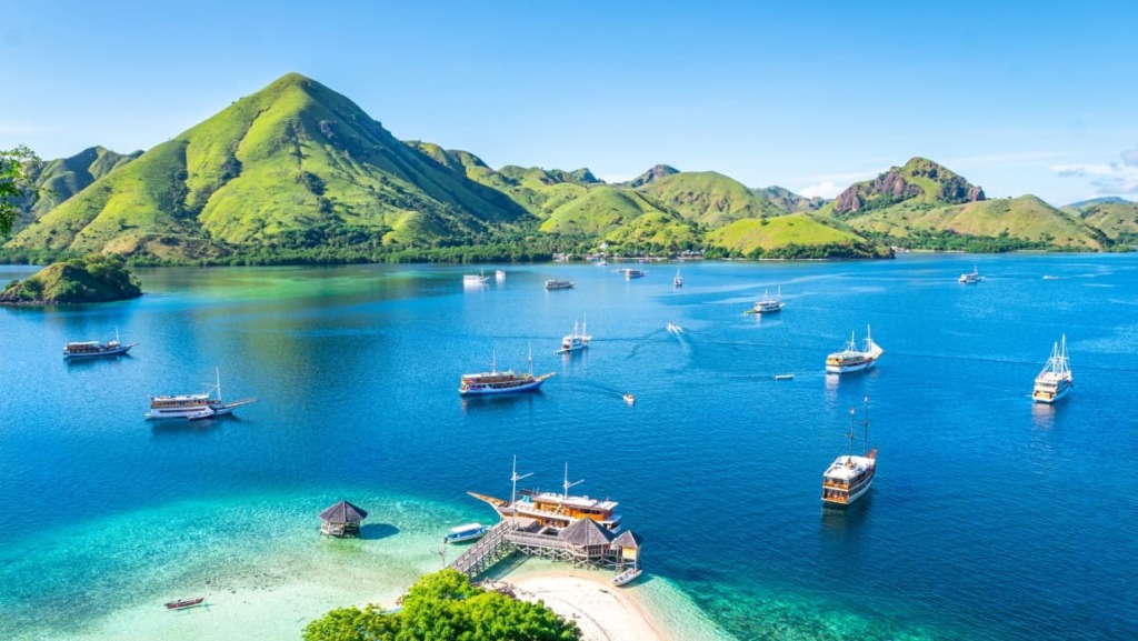 Malerische Meereslagune mit Inseln, azurblauem Wasser und einem Schiff